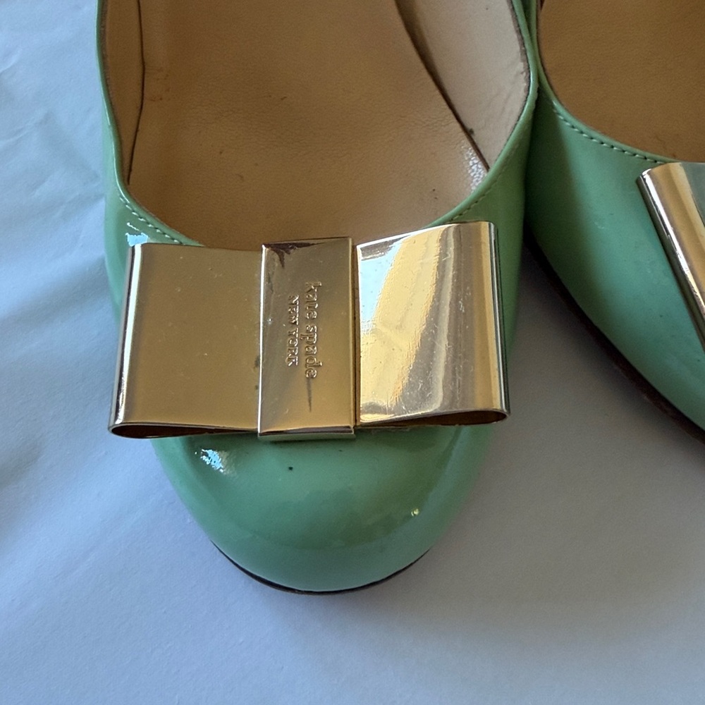 Kate Spade ‘Karolina’ pumps in seafoam with gold bow Size 6 Made in Italy - Picture 4 of 8